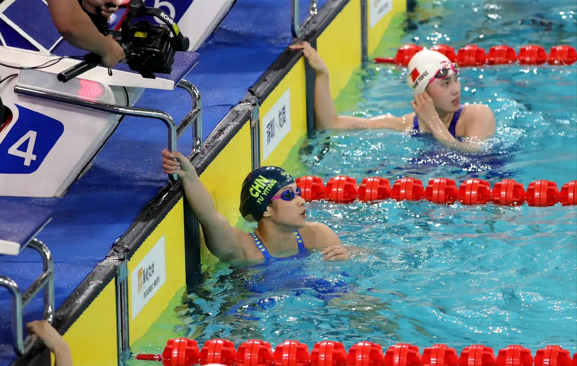 关于游泳比赛中悬念丛生，选手紧咬金牌的信息