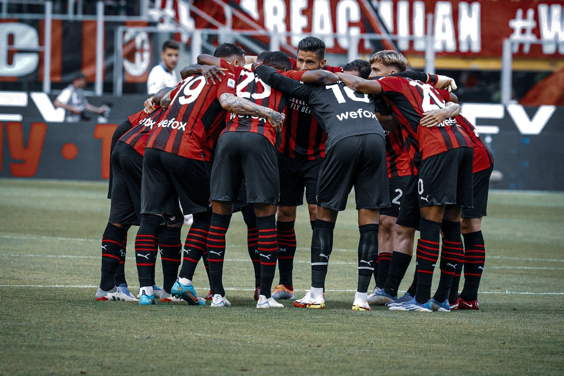 米兰竞技队训练场上积极备战