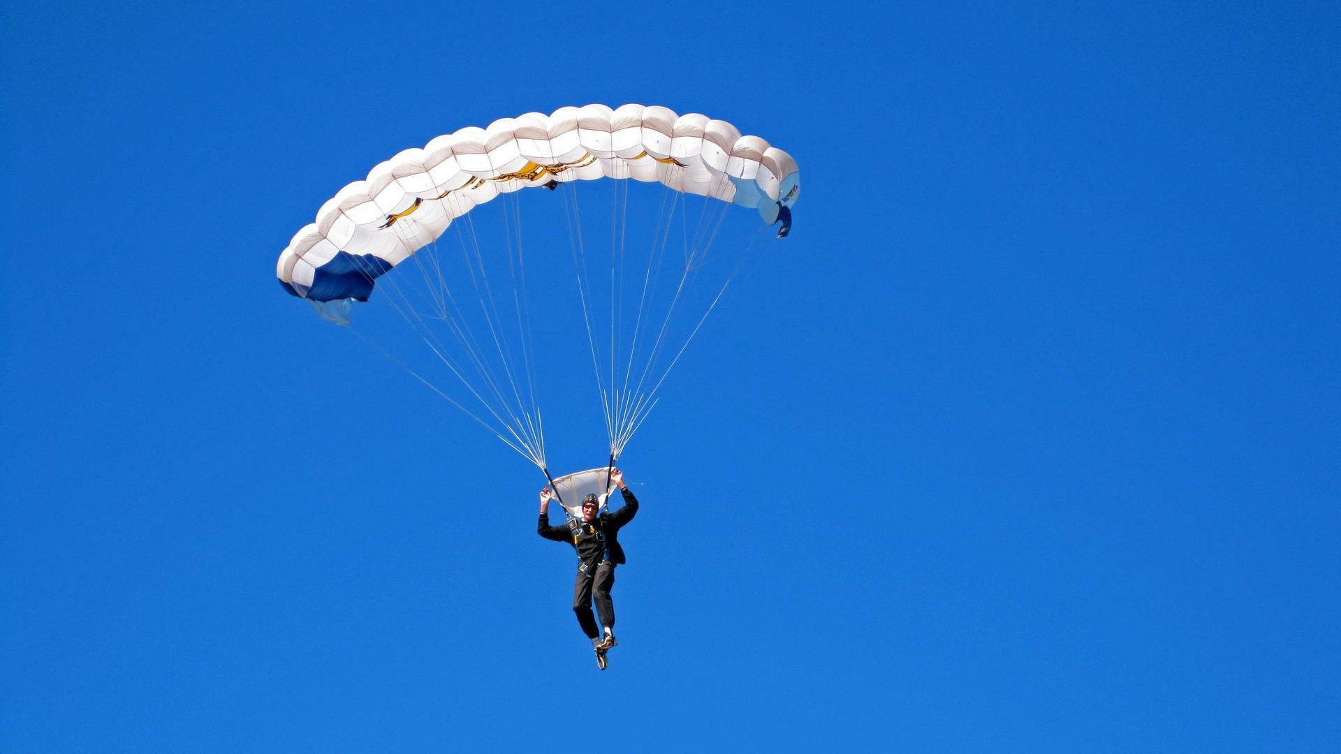 冰岛险胜新西兰，皮克成为关键先生