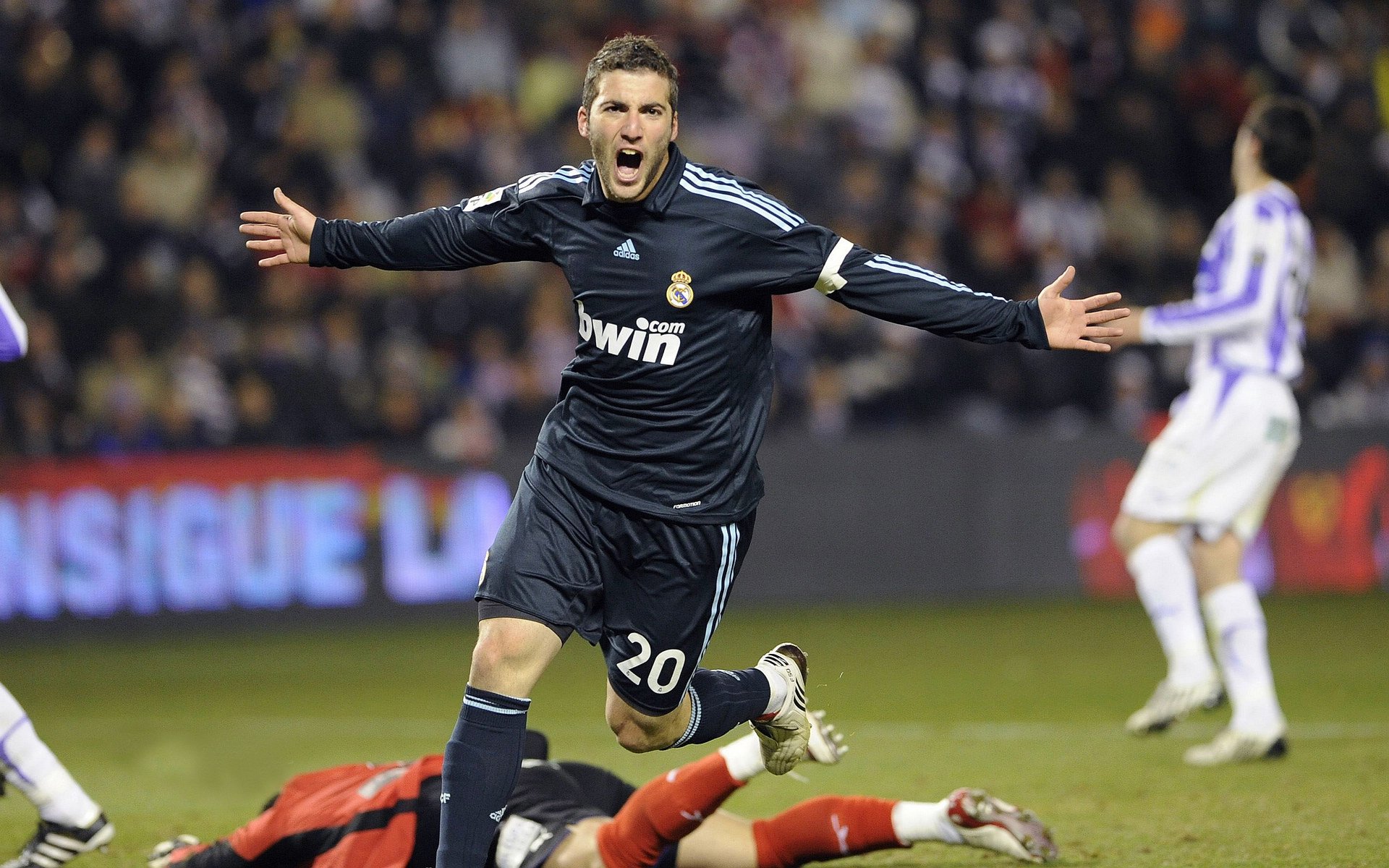 欧冠决赛之夜，欧文在焦点战中证明自己，从质疑到传奇的蜕变